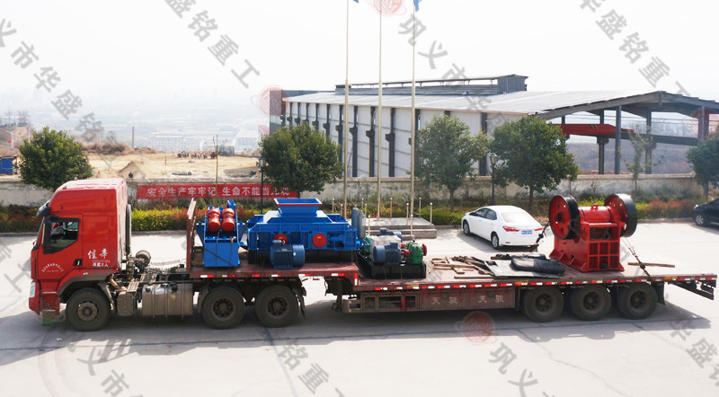 1512型時(shí)產(chǎn)200噸液壓對輥破碎機(jī)+鄂式破碎機(jī)發(fā)貨現(xiàn)場