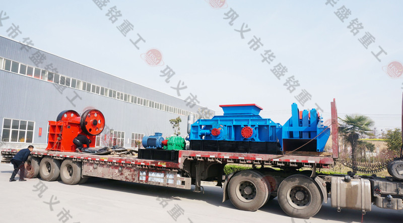 1512型時(shí)產(chǎn)200噸液壓對輥破碎機(jī)+鄂式破碎機(jī)發(fā)貨現(xiàn)場